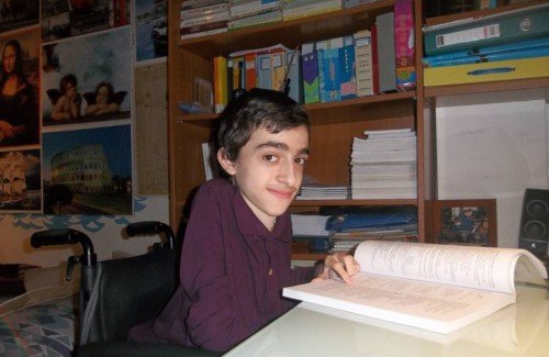 «Εφυγε» ο 20χρονος Κωνσταντίνος Κριτζάς -Σημαιοφόρος στο αναπηρικό αμαξίδιο, είχε μπει στη Νομική [εικόνες & βίντεο] | iefimerida.gr 1