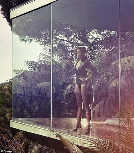 Θανατηφόρα ομορφιά -Η σαγηνευτική Σίντι Κρόφορντ στα 48 της με μαγιό, καθηλώνει [εικόνες] | iefimerida.gr 1