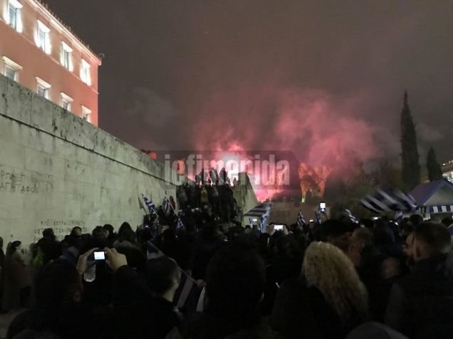 Η εκκίνηση των συγκρούσεων στα σκαλιά μπροστά στη Βουλή / Φωτογραφία: iefimerida