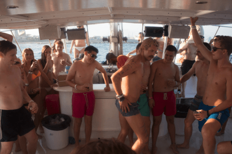 Οι κρουαζιέρες των οργίων στη Βαρκελώνη -Τα μεθύσια μέχρι τελικής πτώσης και τα έκτροπα σε πλοία που κάνουν βόλτες τους τουρίστες [εικόνες] | iefimerida.gr 1