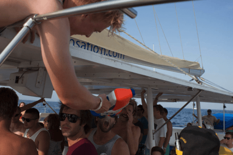 Οι κρουαζιέρες των οργίων στη Βαρκελώνη -Τα μεθύσια μέχρι τελικής πτώσης και τα έκτροπα σε πλοία που κάνουν βόλτες τους τουρίστες [εικόνες] | iefimerida.gr 6