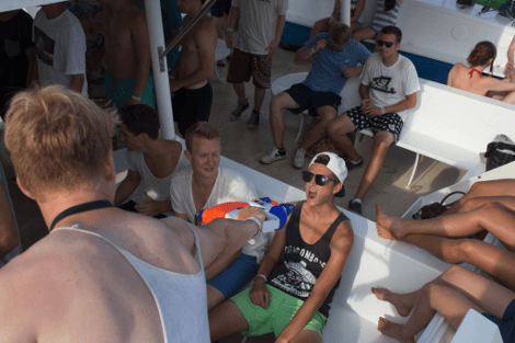 Οι κρουαζιέρες των οργίων στη Βαρκελώνη -Τα μεθύσια μέχρι τελικής πτώσης και τα έκτροπα σε πλοία που κάνουν βόλτες τους τουρίστες [εικόνες] | iefimerida.gr 7