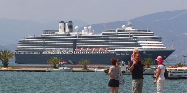 Το πρώτο κρουαζιερόπλοιο του 2018 έφτασε στη Σούδα -Πολυτελές, με 1.750 επιβάτες [εικόνα] | iefimerida.gr 1