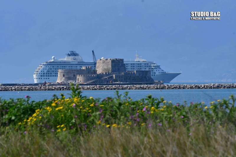 The World: Το πλωτό «παλάτι» που κατέπλευσε στο Ναύπλιο [εικόνες & βίντεο] | iefimerida.gr 1