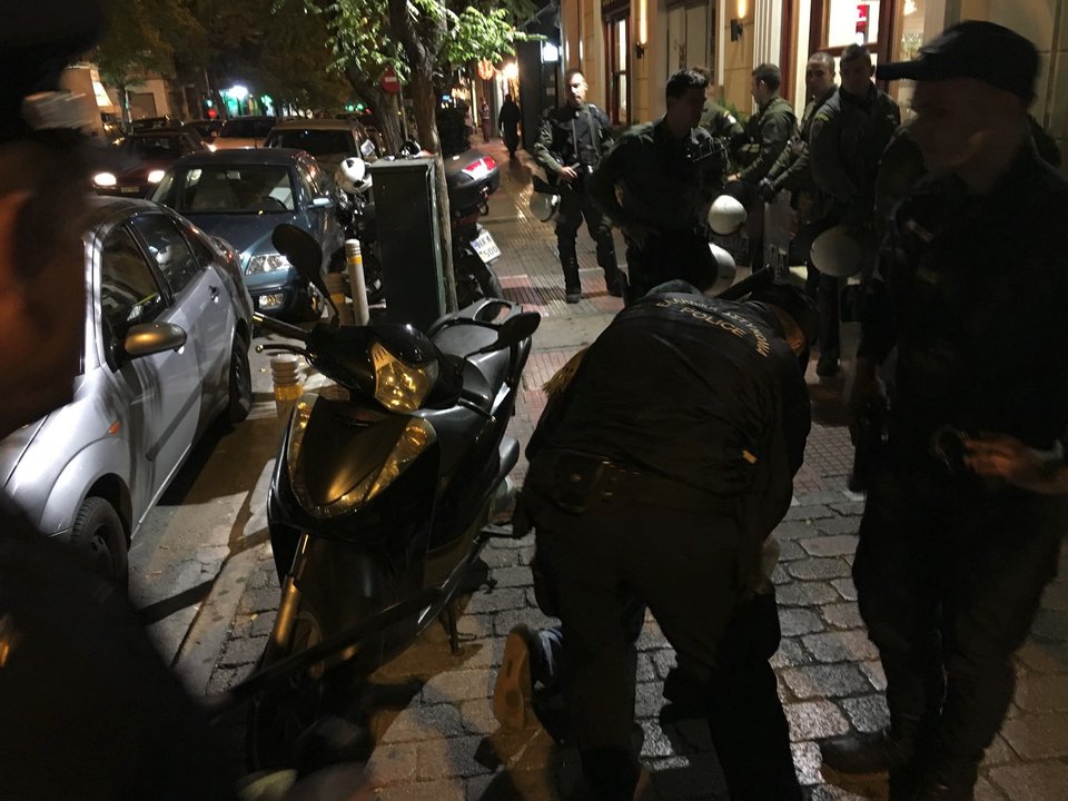 Κυκλοφορούσε στο κέντρο της Αθήνας με... σπαθί -Συνελήφθη από την αστυνομία [εικόνες&βίντεο]  | iefimerida.gr 0