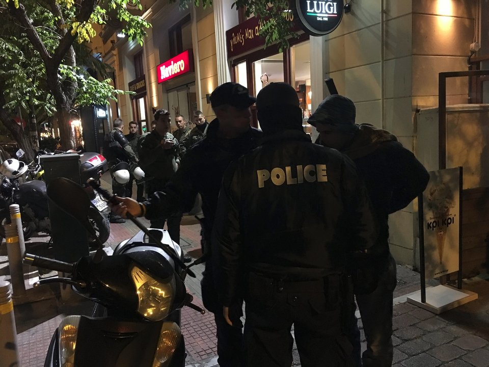 Κυκλοφορούσε στο κέντρο της Αθήνας με... σπαθί -Συνελήφθη από την αστυνομία [εικόνες&βίντεο]  | iefimerida.gr 1