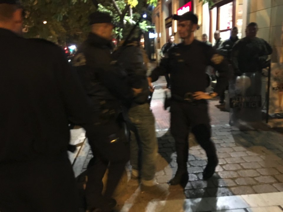 Κυκλοφορούσε στο κέντρο της Αθήνας με... σπαθί -Συνελήφθη από την αστυνομία [εικόνες&βίντεο]  | iefimerida.gr 2