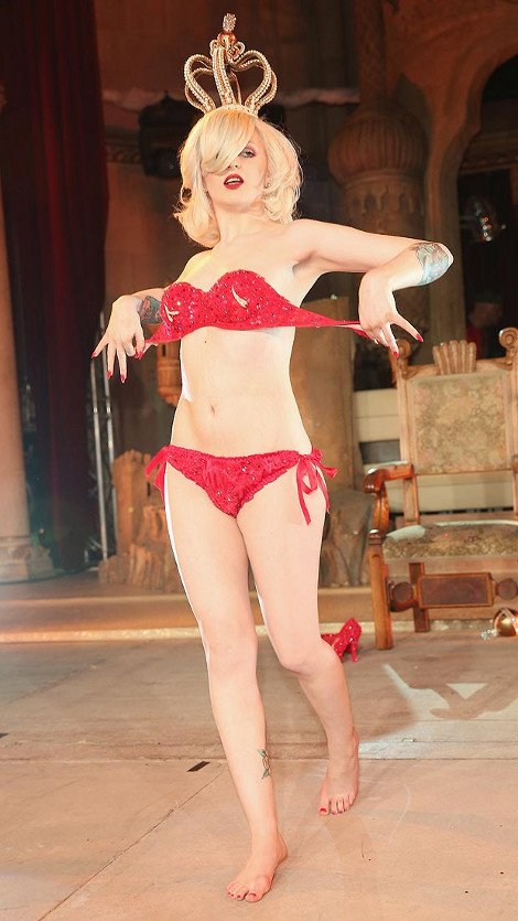 H ξαδέλφη της Μίντλετον προκαλεί εγκεφαλικό στο παλάτι με το στέμμα στα επίμαχα [εικόνες] | iefimerida.gr 1