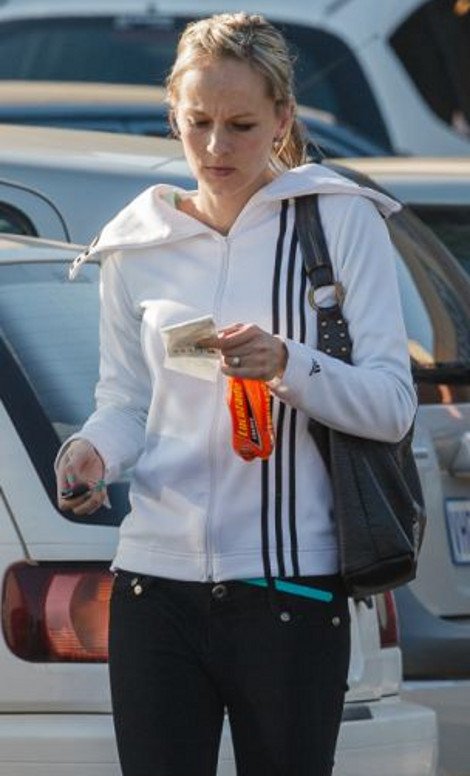 Η 24χρονη ξανθιά που στέκεται στο πλευρό του Πιστόριους - Ποιος ο ρόλος της [εικόνα] | iefimerida.gr 0