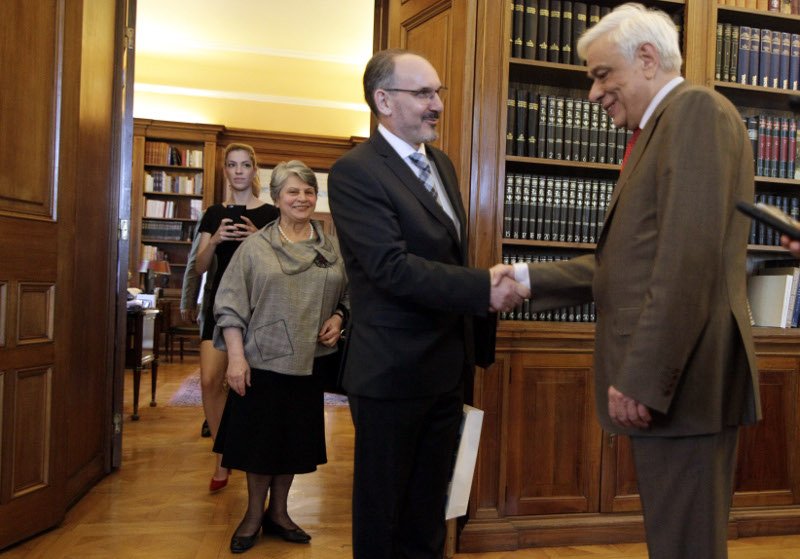 Με σούπερ μίνι και κόκκινη γόβα στο Προεδρικό -Η ξανθιά νεαρή που εντυπωσίασε [εικόνες] | iefimerida.gr 0