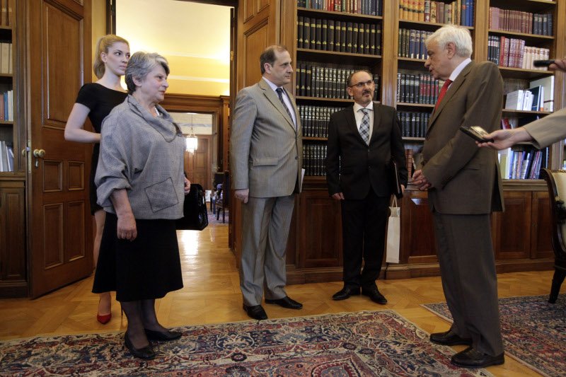 Με σούπερ μίνι και κόκκινη γόβα στο Προεδρικό -Η ξανθιά νεαρή που εντυπωσίασε [εικόνες] | iefimerida.gr 1