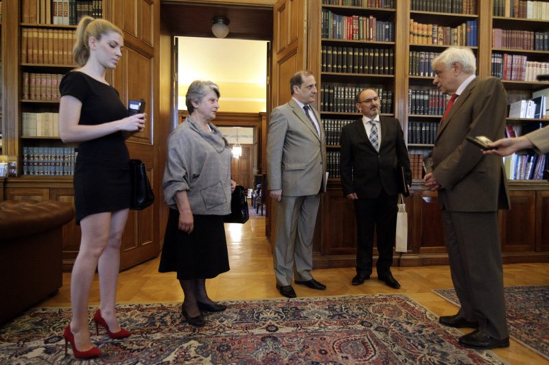 Με σούπερ μίνι και κόκκινη γόβα στο Προεδρικό -Η ξανθιά νεαρή που εντυπωσίασε [εικόνες] | iefimerida.gr 2