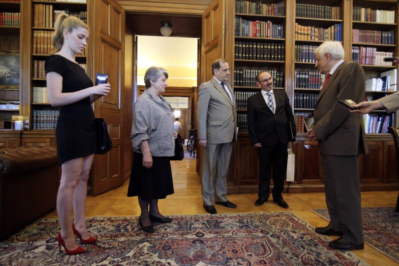 Με σούπερ μίνι και κόκκινη γόβα στο Προεδρικό -Η ξανθιά νεαρή που εντυπωσίασε [εικόνες] | iefimerida.gr 3