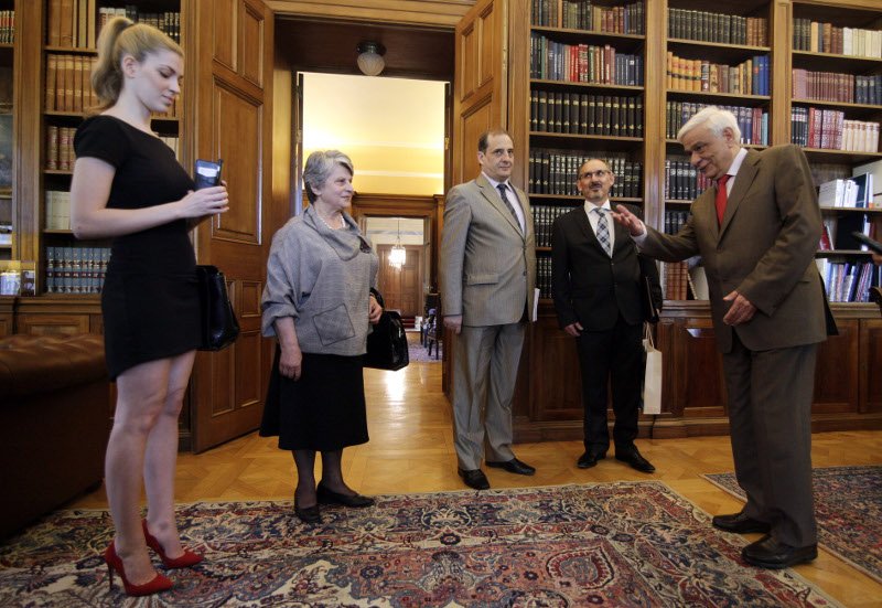 Με σούπερ μίνι και κόκκινη γόβα στο Προεδρικό -Η ξανθιά νεαρή που εντυπωσίασε [εικόνες] | iefimerida.gr 4