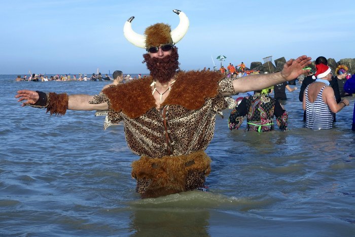 Σέξι Γαλλίδες και μασκαράδες βούτηξαν στα παγωμένα νερά για «καλή χρονιά» [εικόνες& βίντεο] | iefimerida.gr 2