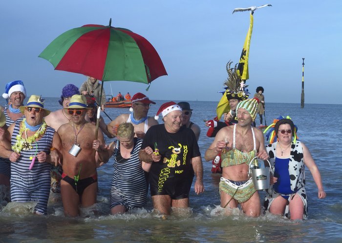 Σέξι Γαλλίδες και μασκαράδες βούτηξαν στα παγωμένα νερά για «καλή χρονιά» [εικόνες& βίντεο] | iefimerida.gr 0