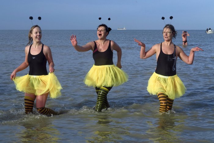 Σέξι Γαλλίδες και μασκαράδες βούτηξαν στα παγωμένα νερά για «καλή χρονιά» [εικόνες& βίντεο] | iefimerida.gr 3