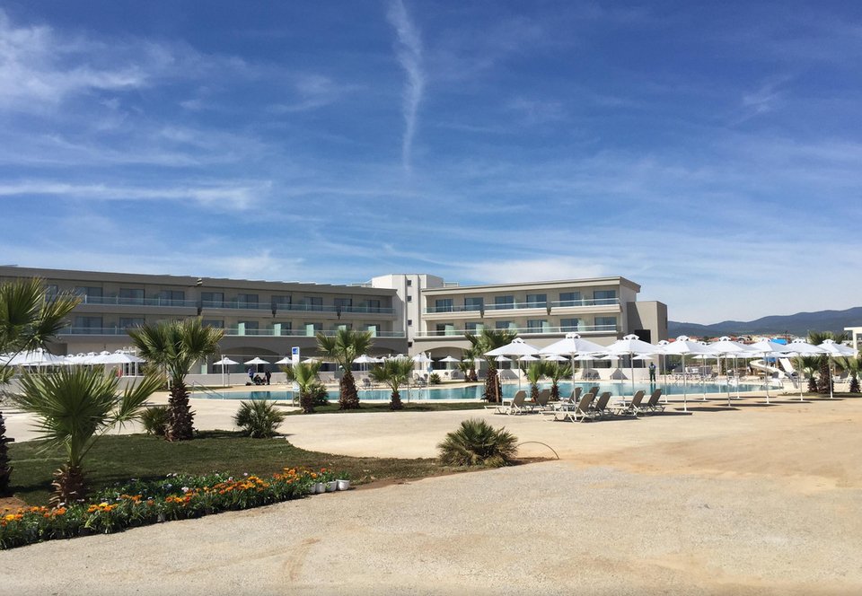 Daily Mail: Εξαλλοι τουρίστες - Πλήρωσαν για πεντάστερο ξενοδοχείο στη Χαλκιδική και βρήκαν ένα... γιαπί [εικόνες] | iefimerida.gr 9