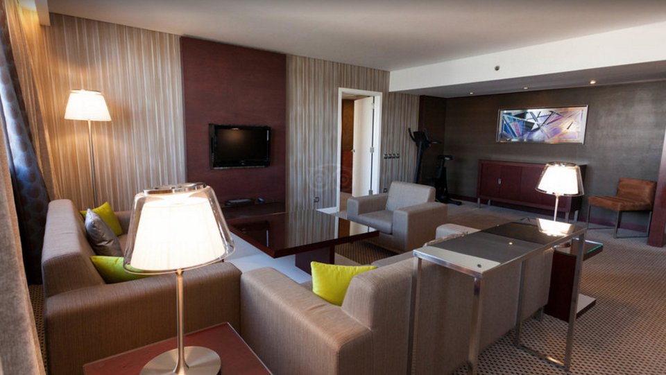 Σε αυτή τη σουίτα σε ξενοδοχείο της Αθήνας έμεινε χθες το βράδυ η Τζολί [εικόνες] | iefimerida.gr 0