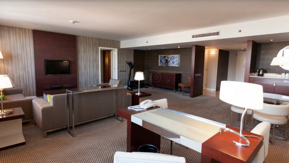 Σε αυτή τη σουίτα σε ξενοδοχείο της Αθήνας έμεινε χθες το βράδυ η Τζολί [εικόνες] | iefimerida.gr 1