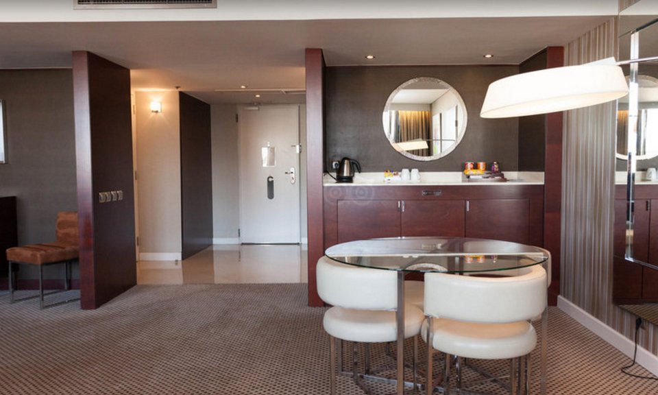 Σε αυτή τη σουίτα σε ξενοδοχείο της Αθήνας έμεινε χθες το βράδυ η Τζολί [εικόνες] | iefimerida.gr 2