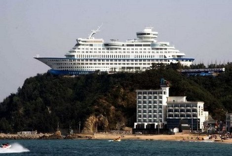 To πιο κιτς ξενοδοχείο του κόσμου: Το κρουαζιερόπλοιο που προσάραξε στην κορυφή του βράχου... [εικόνες] | iefimerida.gr 1