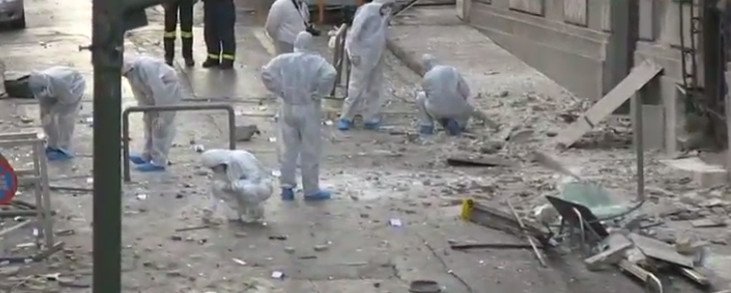 Βομβαρδισμένο τοπίο η Ξενοφώντος: Κρατήρας έξω από τα γραφεία του ΣΕΒ, σπασμένα τζάμια [εικόνες] | iefimerida.gr 4