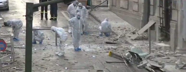 Βομβαρδισμένο τοπίο η Ξενοφώντος: Κρατήρας έξω από τα γραφεία του ΣΕΒ, σπασμένα τζάμια [εικόνες] | iefimerida.gr 5