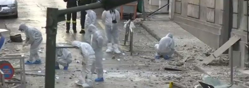 Βομβαρδισμένο τοπίο η Ξενοφώντος: Κρατήρας έξω από τα γραφεία του ΣΕΒ, σπασμένα τζάμια [εικόνες] | iefimerida.gr 6