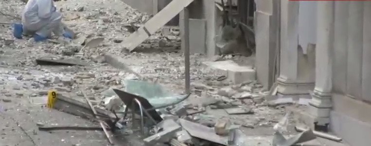 Βομβαρδισμένο τοπίο η Ξενοφώντος: Κρατήρας έξω από τα γραφεία του ΣΕΒ, σπασμένα τζάμια [εικόνες] | iefimerida.gr 7