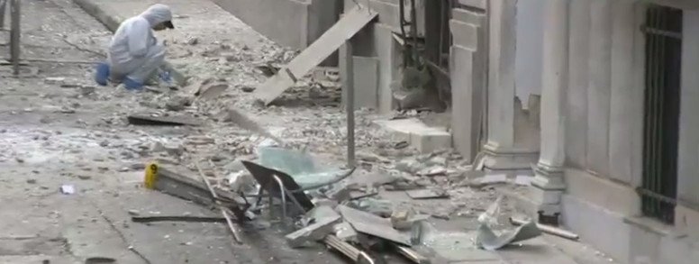 Βομβαρδισμένο τοπίο η Ξενοφώντος: Κρατήρας έξω από τα γραφεία του ΣΕΒ, σπασμένα τζάμια [εικόνες] | iefimerida.gr 8