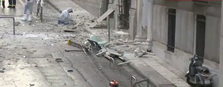 Βομβαρδισμένο τοπίο η Ξενοφώντος: Κρατήρας έξω από τα γραφεία του ΣΕΒ, σπασμένα τζάμια [εικόνες] | iefimerida.gr 9