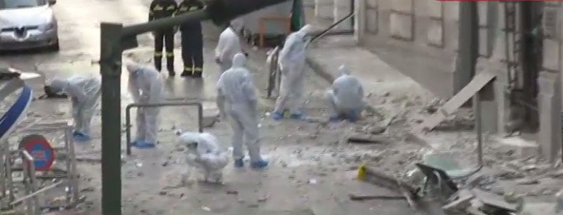 Βομβαρδισμένο τοπίο η Ξενοφώντος: Κρατήρας έξω από τα γραφεία του ΣΕΒ, σπασμένα τζάμια [εικόνες] | iefimerida.gr 0