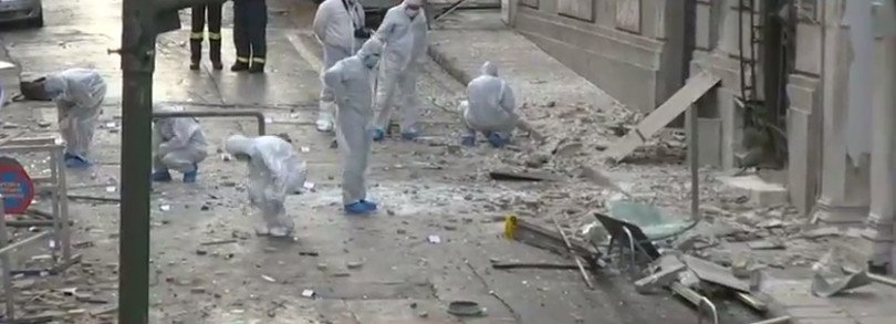 Βομβαρδισμένο τοπίο η Ξενοφώντος: Κρατήρας έξω από τα γραφεία του ΣΕΒ, σπασμένα τζάμια [εικόνες] | iefimerida.gr 1