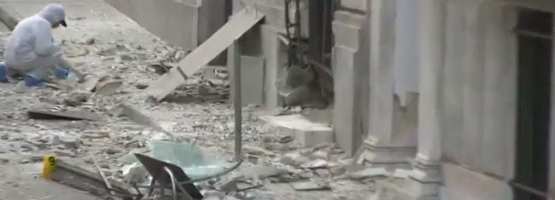 Βομβαρδισμένο τοπίο η Ξενοφώντος: Κρατήρας έξω από τα γραφεία του ΣΕΒ, σπασμένα τζάμια [εικόνες] | iefimerida.gr 2