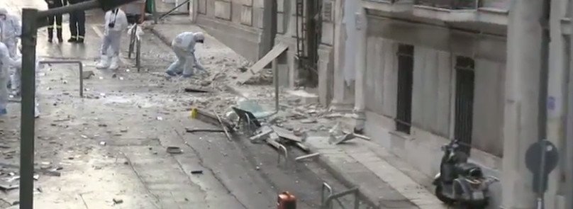 Βομβαρδισμένο τοπίο η Ξενοφώντος: Κρατήρας έξω από τα γραφεία του ΣΕΒ, σπασμένα τζάμια [εικόνες] | iefimerida.gr 3