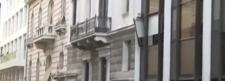 Βομβαρδισμένο τοπίο η Ξενοφώντος: Κρατήρας έξω από τα γραφεία του ΣΕΒ, σπασμένα τζάμια [εικόνες] | iefimerida.gr 10