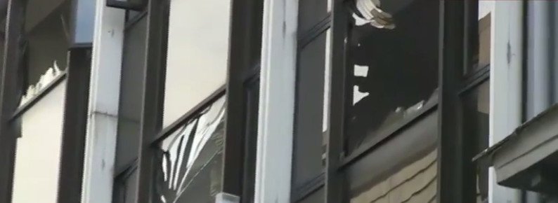 Βομβαρδισμένο τοπίο η Ξενοφώντος: Κρατήρας έξω από τα γραφεία του ΣΕΒ, σπασμένα τζάμια [εικόνες] | iefimerida.gr 12