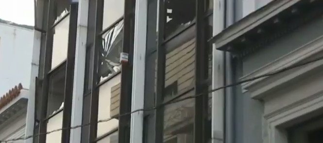 Βομβαρδισμένο τοπίο η Ξενοφώντος: Κρατήρας έξω από τα γραφεία του ΣΕΒ, σπασμένα τζάμια [εικόνες] | iefimerida.gr 13