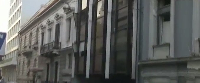 Βομβαρδισμένο τοπίο η Ξενοφώντος: Κρατήρας έξω από τα γραφεία του ΣΕΒ, σπασμένα τζάμια [εικόνες] | iefimerida.gr 14