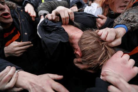 Αφιονισμένοι διαδηλωτές στο Κίεβο ορμούν σε «ελεύθερο σκοπευτή» και τον λιντσάρουν -Ξύλο με μαδέρια και σε βουλευτή [εικόνες] | iefimerida.gr 2