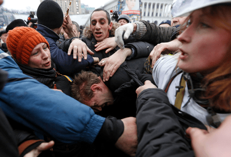 Αφιονισμένοι διαδηλωτές στο Κίεβο ορμούν σε «ελεύθερο σκοπευτή» και τον λιντσάρουν -Ξύλο με μαδέρια και σε βουλευτή [εικόνες] | iefimerida.gr 1