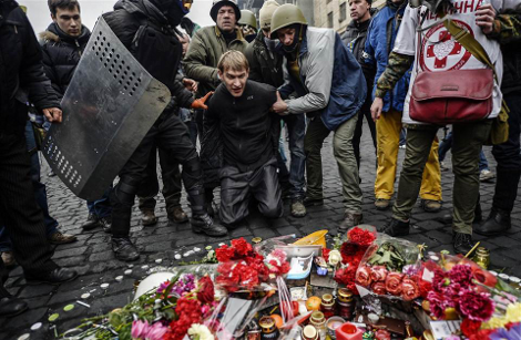 Αφιονισμένοι διαδηλωτές στο Κίεβο ορμούν σε «ελεύθερο σκοπευτή» και τον λιντσάρουν -Ξύλο με μαδέρια και σε βουλευτή [εικόνες] | iefimerida.gr 3