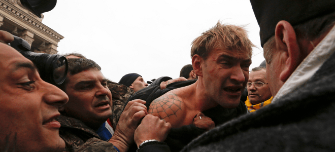 Αφιονισμένοι διαδηλωτές στο Κίεβο ορμούν σε «ελεύθερο σκοπευτή» και τον λιντσάρουν -Ξύλο με μαδέρια και σε βουλευτή [εικόνες] | iefimerida.gr 0