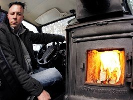 Του χάλασε το καλοριφέρ του αυτοκινήτου... κι έβαλε ξυλόσομπα [εικόνες] | iefimerida.gr 0