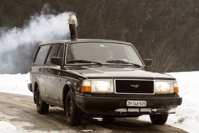 Του χάλασε το καλοριφέρ του αυτοκινήτου... κι έβαλε ξυλόσομπα [εικόνες] | iefimerida.gr 1