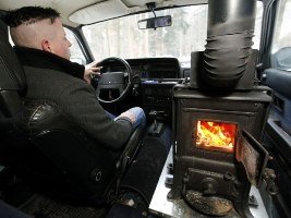 Του χάλασε το καλοριφέρ του αυτοκινήτου... κι έβαλε ξυλόσομπα [εικόνες] | iefimerida.gr 2