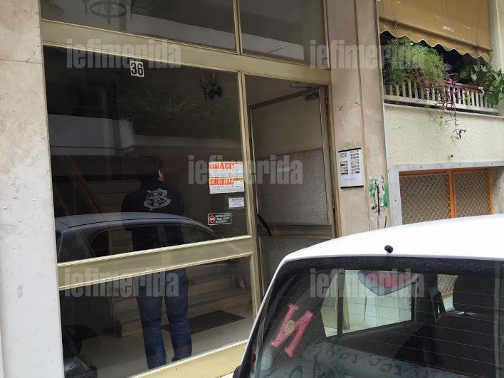 Σε αυτό το υπόγειο διαμέρισμα, αγκαλιά με το Καλάσνικοφ, κρυβόταν ο Αλβανός πιστολέρο του Μικρολίμανου [εικόνες] | iefimerida.gr 0