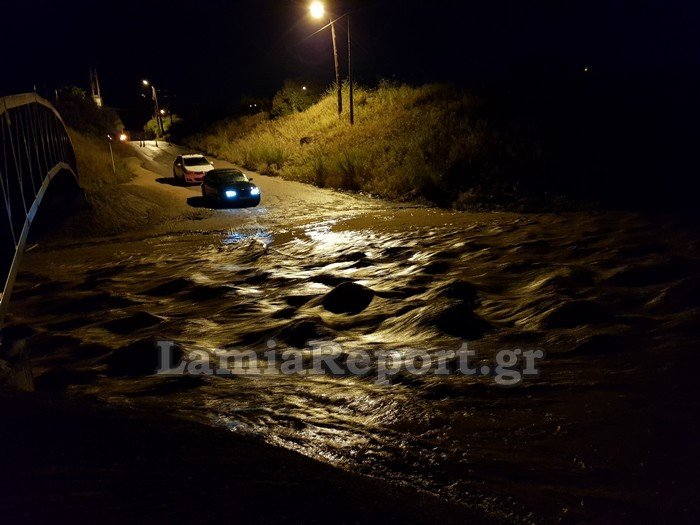Λαμία: Πήγε να περάσει τον χείμαρρο με το αμάξι του και... τον κατάπιε [εικόνες] | iefimerida.gr 0