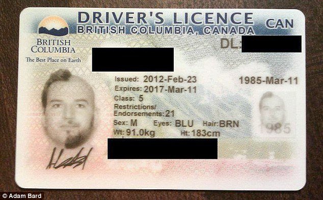 Έκανε το κεφάλι του άνω κάτω για μια αστεία φωτογραφία στο δίπλωμα [εικόνες] | iefimerida.gr 0